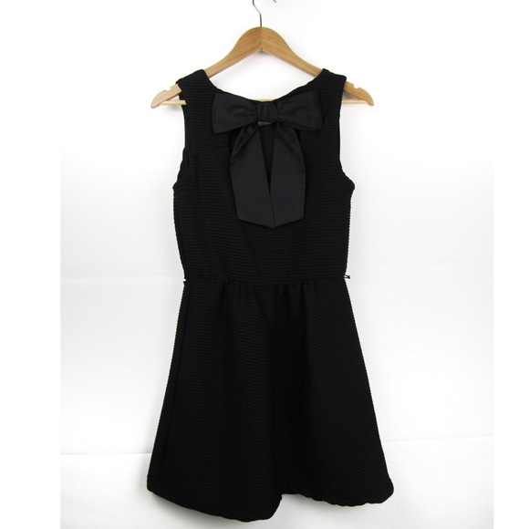 Candie’s Pleaded Black Dress With Back Bow Large - Picture 2 of 8